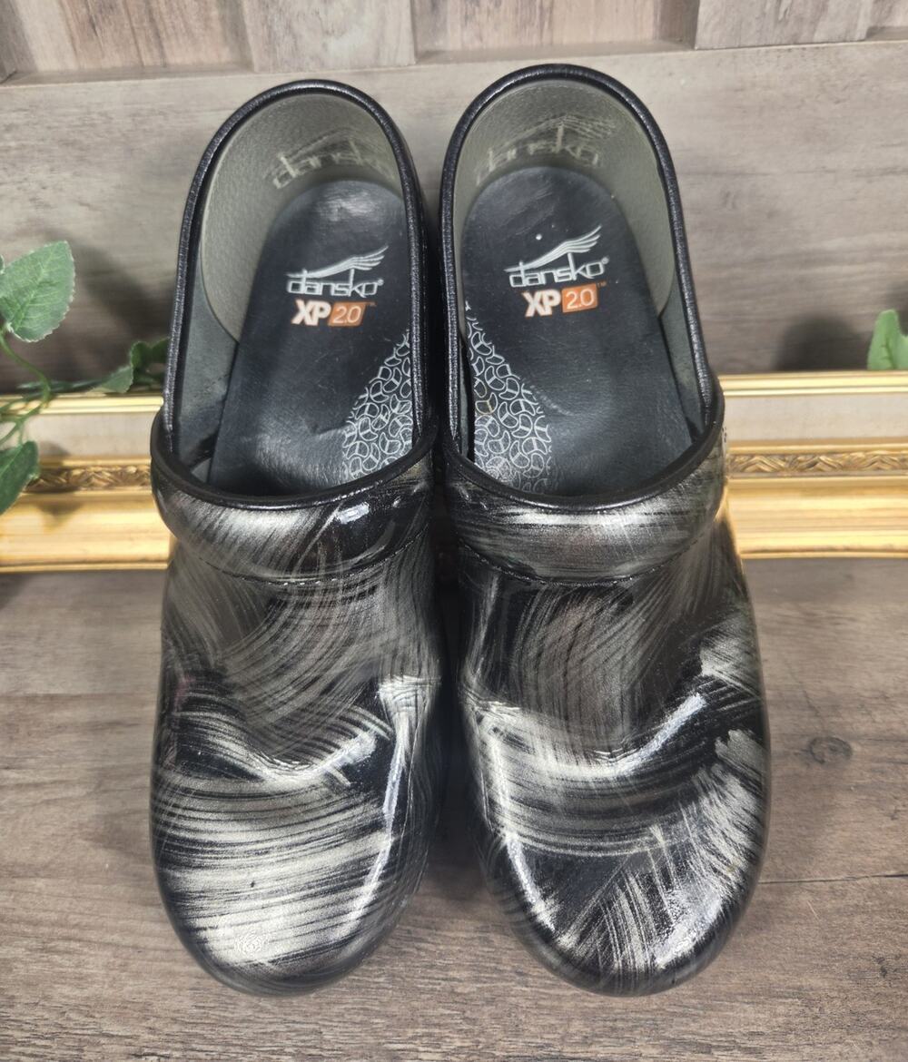 Dansko XP 2.0 Clogs Women's 38 Black Silver Brush Patent Leather Slip Resistant